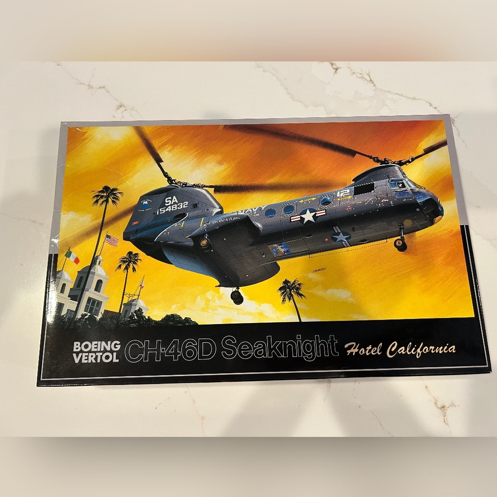 Boeing Vertol CH-46D Seaknight Model Kit 1:72